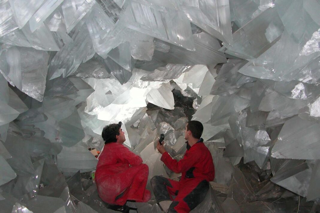 asi-es-la-mayor-cueva-del-mundo-forrada-de-cristales,-y-esta-en-espana