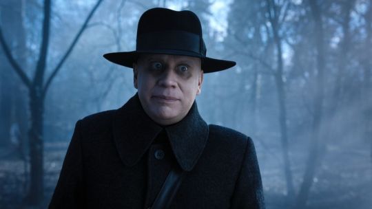 2098097-netflix-prepara-un-spin-off-de-merlina-sobre-el-excentrico-tio-lucas-todo-lo-que-se-sabe