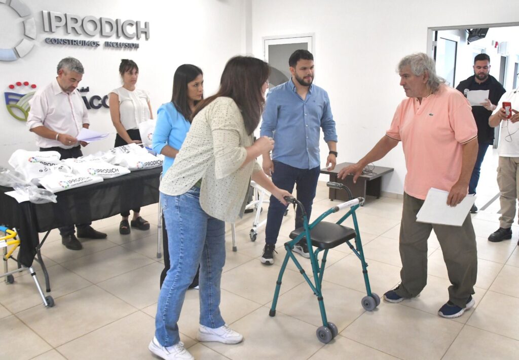 2305455-iprodich-entrego-auydas-tecnicas-a-personas-con-discapacidad-del-gran-resistencia