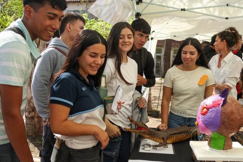 2308599-cientos-de-jovenes-asistieron-a-expo-unne-en-el-campus-resistencia
